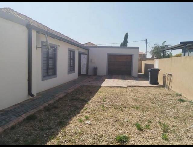 3 BEDROOM HOUSE FOR SALE IN COSMO CITY